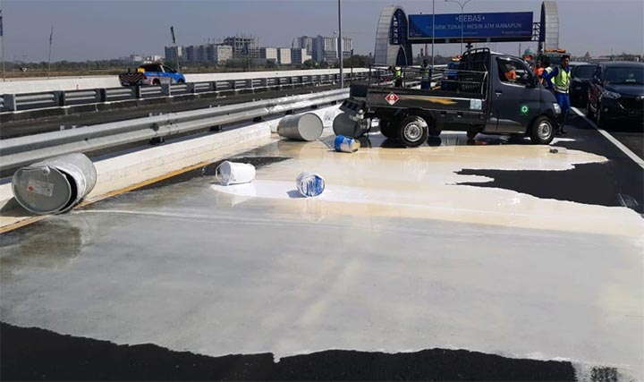 Kondisi jalan tol Waru-Juanda KM 8.800 yang penuh cat.
