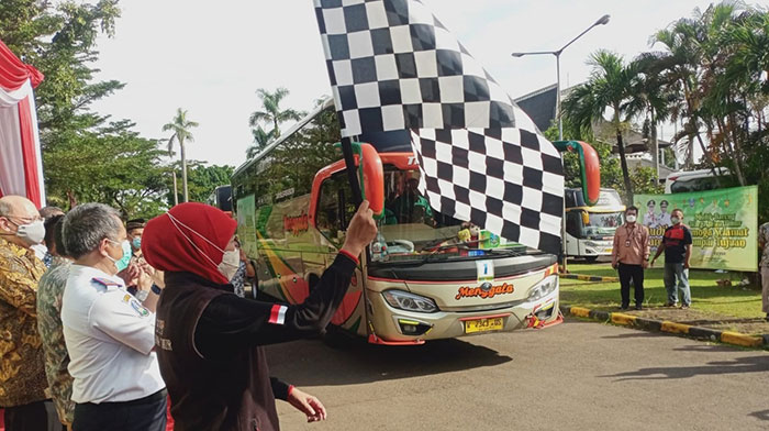 Gubernur Jatim, Khofifah Indar Parawansa, ketika memberangkatkan 431 pemudik dari Jakarta dan sekitarnya untuk pulang kampung.