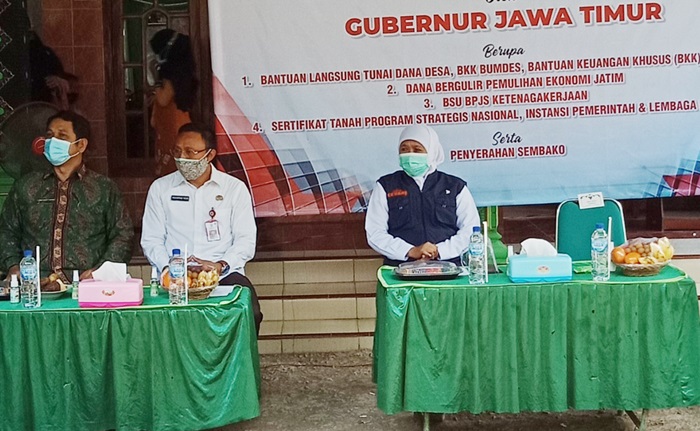 Gubernur Khofifah didampingi Kepala DPMD Provinsi Jatim M. Yasin.