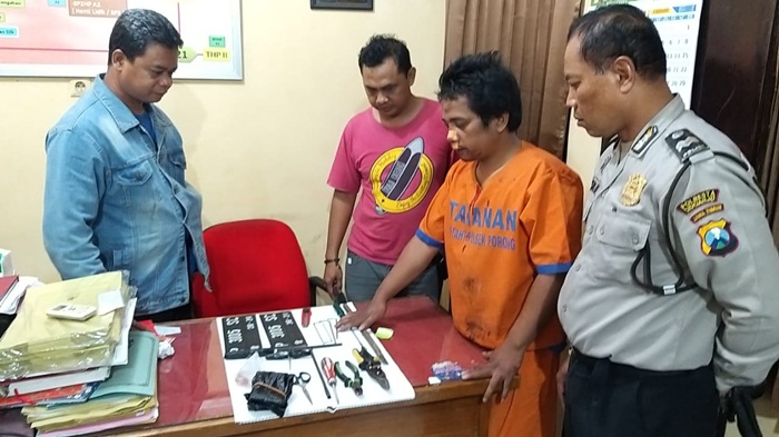 Pelaku pencurian kotak amal masjid berikut barang bukti.