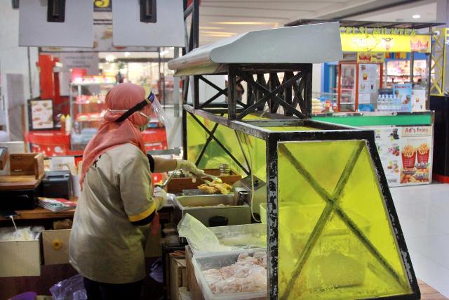 Salah satu gerai makanan yang menjalankan protokol kesehatan. (foto: ist/ bangsaonline.com).