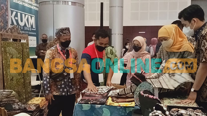 Gubernur Jatim, Khofifah Indar Parawansa, saat meninjau stan di K-UKM Expo ke-9 di Grand City Mall Surabaya. Foto: DEVI FITRI AFRIYANTI/BANGSAONLINE