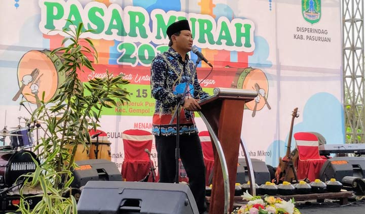 Bupati Pasuruan saat pembukaan pasar murah di Desa Jeruk Purut, Gempol.