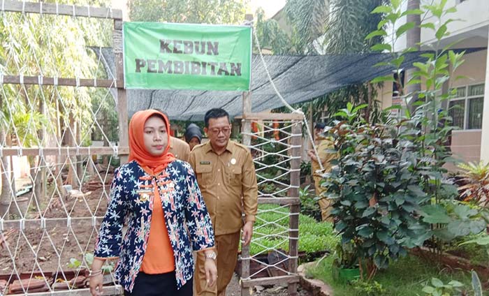 Wali Kota Mojokerto Ika Puspitasari ketika meninjau program Urban Farming di SMPN 1 Kota. foto: YUDI EP/ BANGSAONLINE