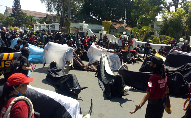 Tuntut Izin Pertunjukan, Seniman Kuda Lumping Jombang Unjuk Rasa