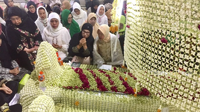 Khofifah ditemani wali kota Surabaya, Tri Rismaharini berdoa di depan makam Sunan Ampel. Foto : Tim kerja