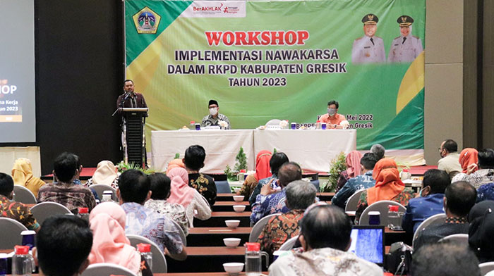 Bupati Gresik, Fandi Akhmad Yani, memberi arahan saat membuka workshop Nawakarsa. Foto: SYUHUD/BANGSAONLINE