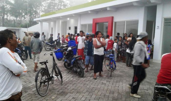 Warga sekitar berkerumun di SPBU Jambearum untuk menyaksikan kasus pembunuhan yang terjadi Rabu (9/10) pagi.