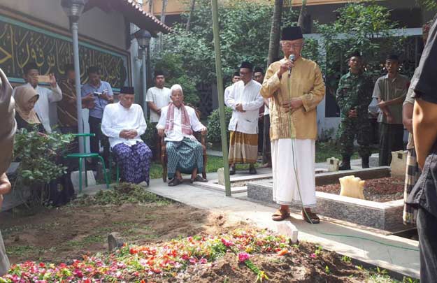 Ribuan Santri Tebuireng Mengiringi Pemakaman Cucu KH Hasyim Asy'ari