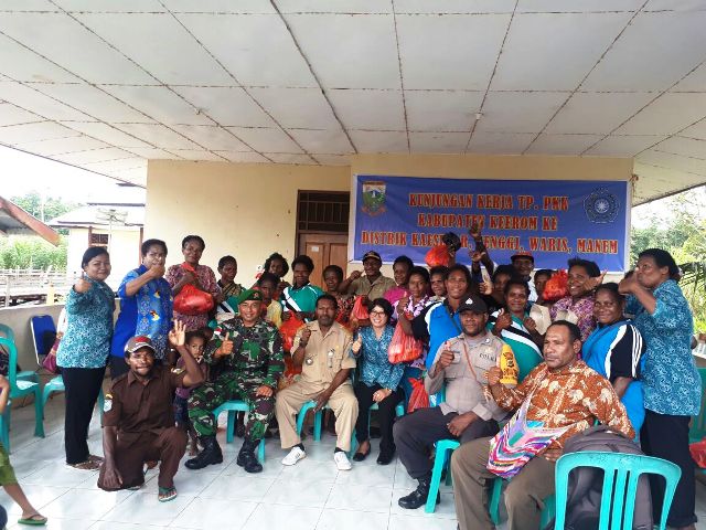 Suasana komunikasi sosial para prajurit dengan anggora masyarakat setempat, Keerom.