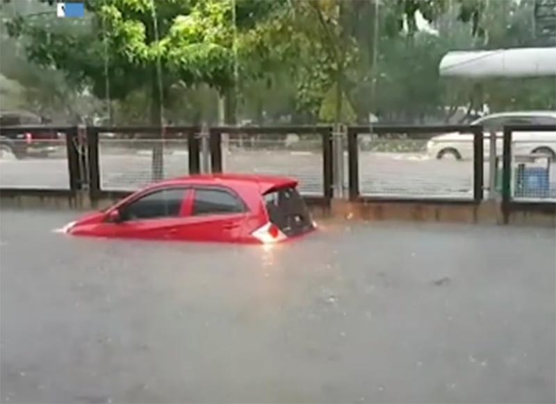 Surabaya Banjir, Banyak Mobil di Jalan Raya Tenggelam Hingga Jendela