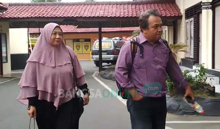 Ida Fitri didampingi kuasa hukumnya saat mendatangi Mapolres Blitar Kota. foto: AKINA/ BANGSAONLINE