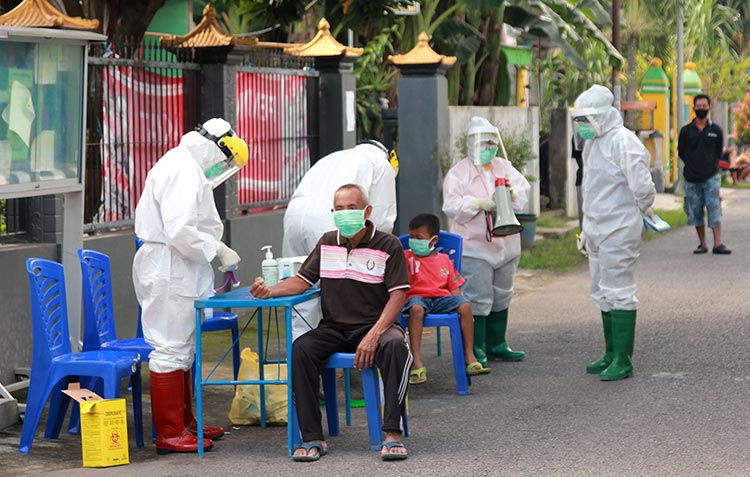 Warga saat menjalani rapid test. (foto: ist).