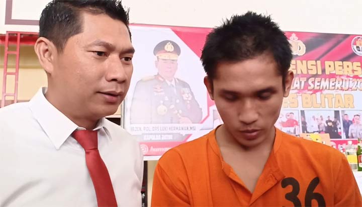Tersangka Yudis (kanan) saat diamankan di Mapolres Blitar.