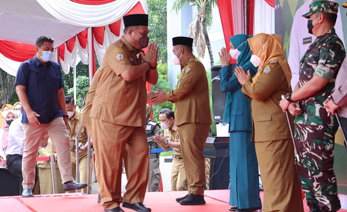 Bupati Gresik, Fandi Akhmad Yani, dan wakilnya, Aminatun Habibah, saat menggelar halal bihalal. Foto: SYUHUD/ BANGSAONLINE