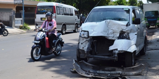 Mobil Sruduk Becak di Lumajang, Satu Bocah Meninggal di Tempat