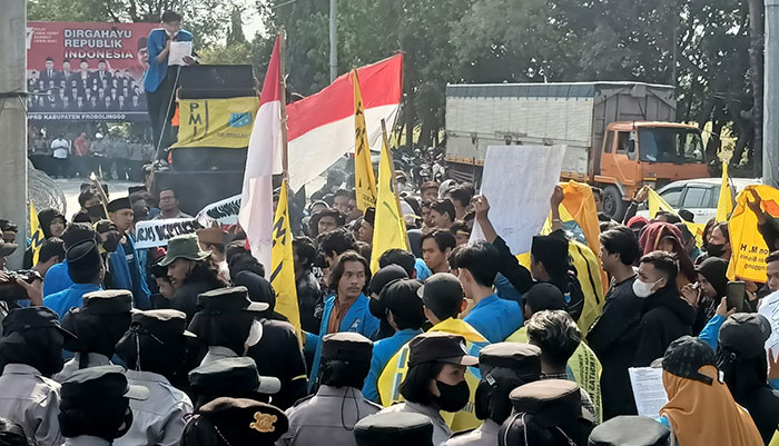 Ratusan mahasiswa saat demo menolak kenaikan harga BBM di gedung dewan.