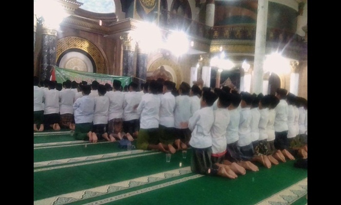 Para peziarah tampak sedang melakukan seni Ishari di kompleks makam Syaichona Kholil (Mbah Kholil) di Bangkalan.