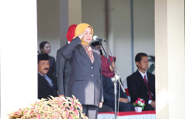 Bupati Kediri Haryanti Sutrisno saat menjadi inspektur upacara dalam rangka Hari Pendidikan Nasional. Foto: dinas kominfo

