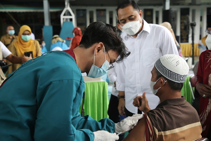 Tinjau Vaksinasi Massal, Cak Eri Pastikan 394 Ribu Warga Surabaya Sudah Divaksin