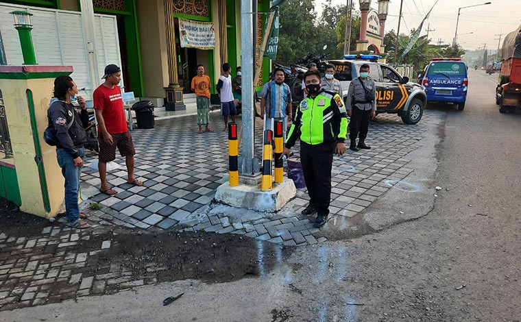 Petugas menunjukkan lokasi korban meninggal dunia usai menabrak tiang PJU.