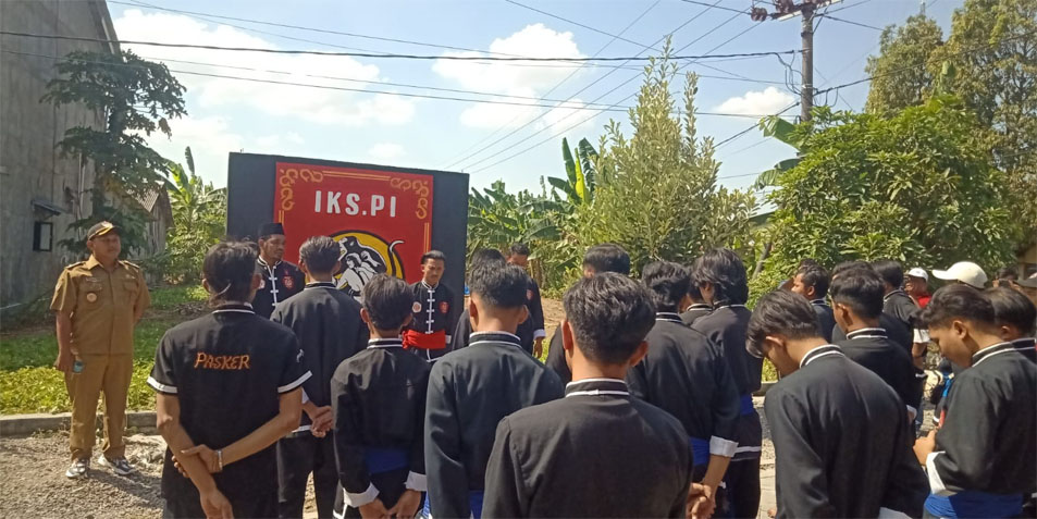 Para pesilat IKSPI Kera Sakti saat akan merobohkan tugu mereka di Desa Brangkal, Balongpanggang. Foto: ist.