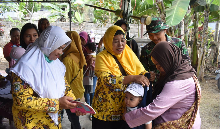 Hiruk pikuk kegiatan Posyandu di Desa Kedungsalam, Kecamatan Donomulyo, Kab. Malang.