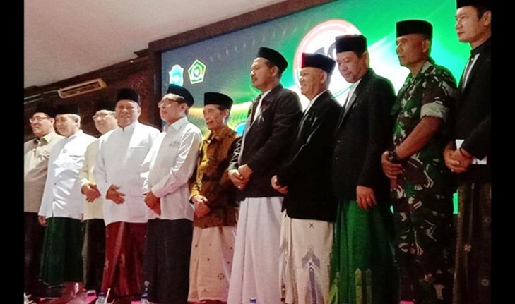 KH. Ali Maschan Moesa dan Bupati Fadeli foto bersama.