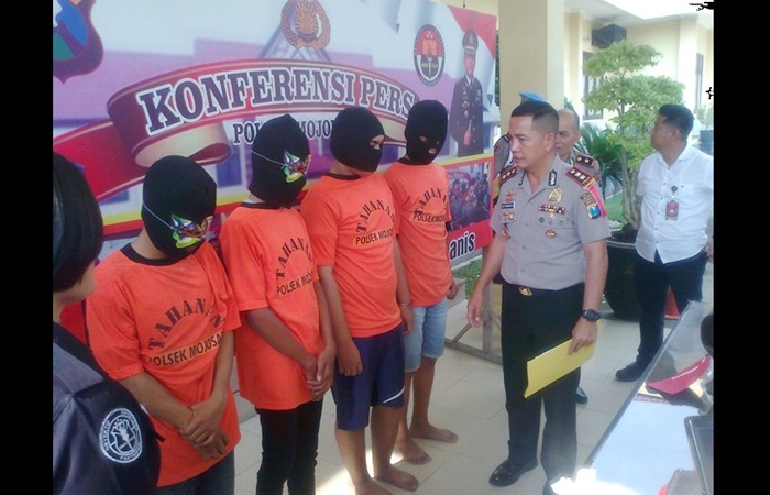 Kapolres saat menanyai pelaku. Foto: SOFFAN S/BANGSAONLINE