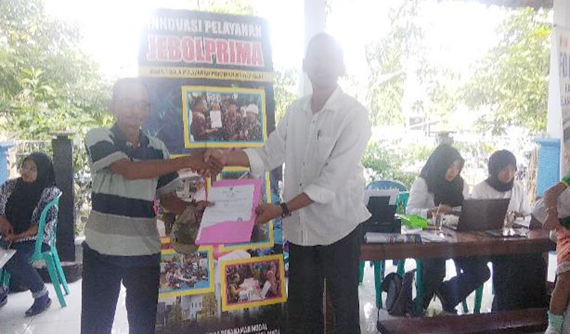 Kasi Pelayanan DPPMT Fahmi saat kegiatan bakti sosial dan pelayanan publik yang digelar PWI Lamaongan.