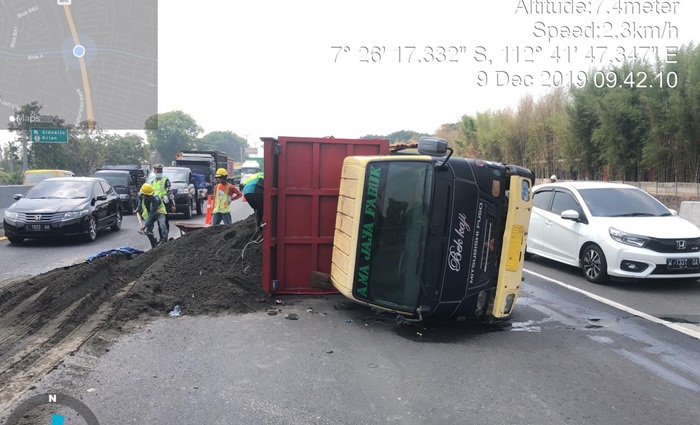 Kondisi trukyang terguling sempat mengakibatkan kepadatan jalan arah Sidoarjo-Waru.
