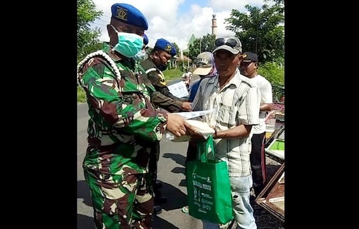 Dansubdenpom memberikan bantuan sembako terhadap masyarakat yang kurang mampu di wilayah kerjanya.