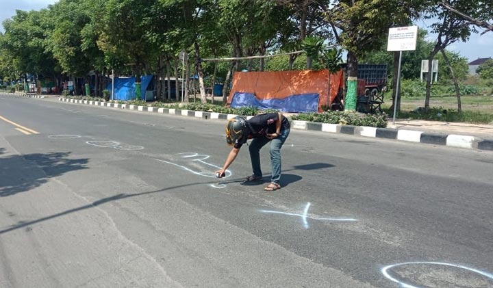 Cegah Laka Lantas, Kelompok Biker di Tuban Tandai Jalan Berlubang dengan Cat Semprot