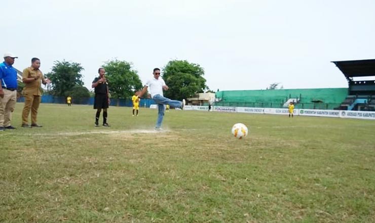 Katua Askab PSSI Sumenep, Hairul Anwar menendang bola di lapangan Stadion A. Yani Pangligur Sumenep.