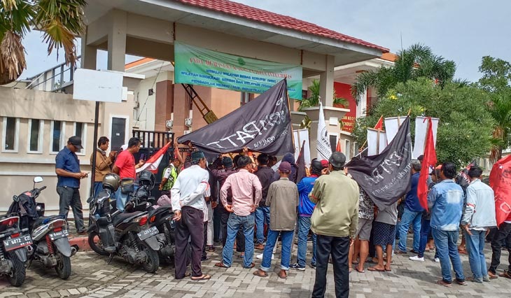 Sejumlah massa LSM yang tergabung dalam Kompak saat menggelar demo di depan gedung PN Gresik. foto: SYUHUD/ BANGSAONLINE