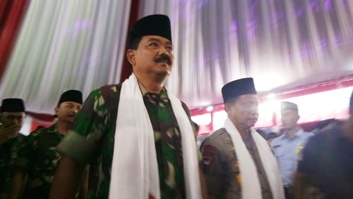 Panglima TNI Marsekal TNI Hadi Tjahjanto, bersama Kapolri Jenderal Polisi Tito Karnavian saat menghadiri safari ramadan. foto: DEVI/ BANGSAONLINE