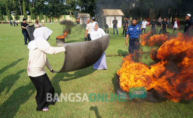 Minimalisir Kebakaran di Pesantren, BPBD Jombang Gelar Simulasi untuk Para Santri