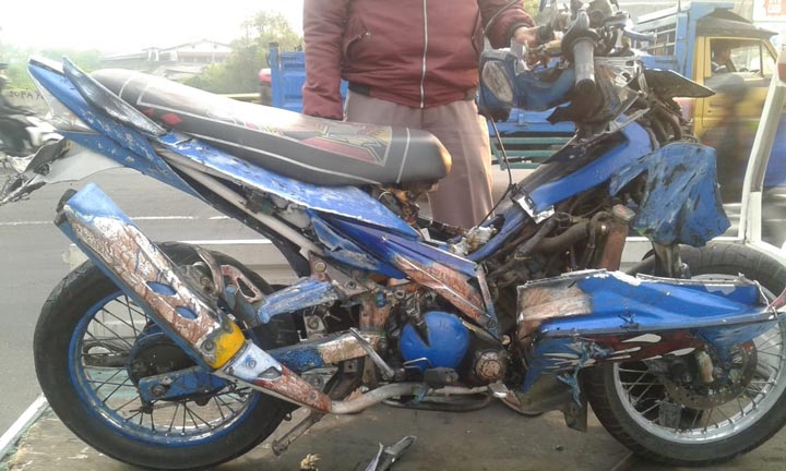 Kondisi motor korban usai menabrak truk.