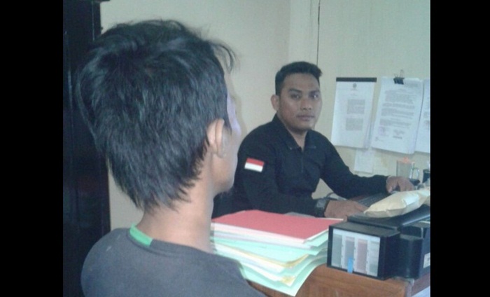 Tersangka tegus saat diminta keterangan di Mapolresta Sidoarjo.