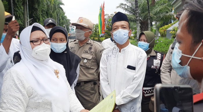 Wabup Bu Min ketika menemui pendemo. foto: SYUHUD/ BANGSAONLINE