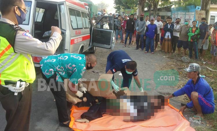 Jenazah korban saat dievakuasi.
