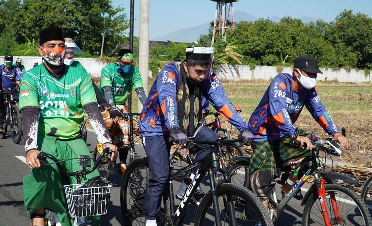 Ketua DPRD Kabupaten Pasuruan H. Sudiono Fauzan, bersama Kapolres Pasuruan AKBP Rofiq Ripto Himawan saat mengikuti gowes Gotri ala Gotri Nogosari.