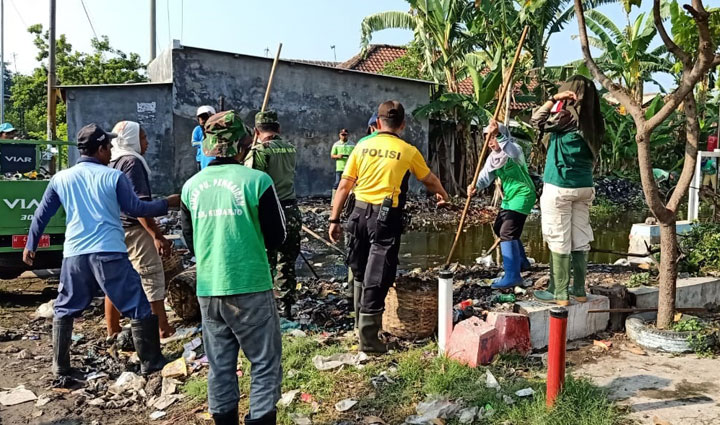 Kerja bakti bersih sungai dan lingkungan di Desa Kedung Banteng dan Desa Banjarsari, Kecamatan Tanggulangin, Kabupaten Sidoarjo.