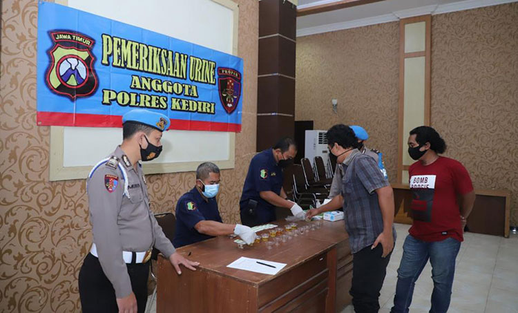 Antisipasi Penyalahgunaan Narkotika, Anggota Polres Kediri Dites Urine