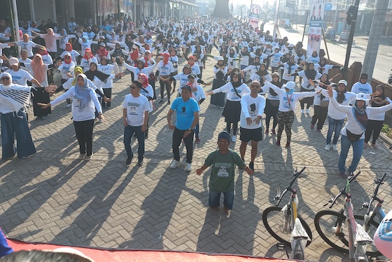 Gus Barra membaur bersama ribuan warga dalam senam sehat yang digelar Kosgoro Jawa Timur