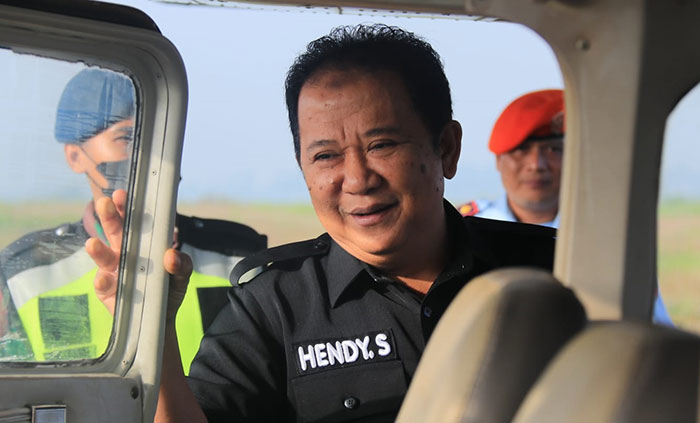 Bupati Jember, Hendy Siswanto, saat menaiki pesawat untuk meninjau limpahan air dari Gunung Raung dan Argopuro.