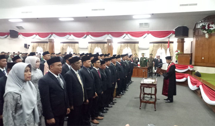 Para anggota DPRD Tuban Periode 2019-2024 saat diambil sumpahnya.