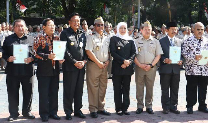 Gubernur Khofifah Indar Parawansa menyerahkan 12 sertipikat BMN kepada berbagai instansi, termasuk perguruan tinggi, dari berbagai kabupaten dan kota di Jawa Timur. foto: istimewa/ bangsaonline.com