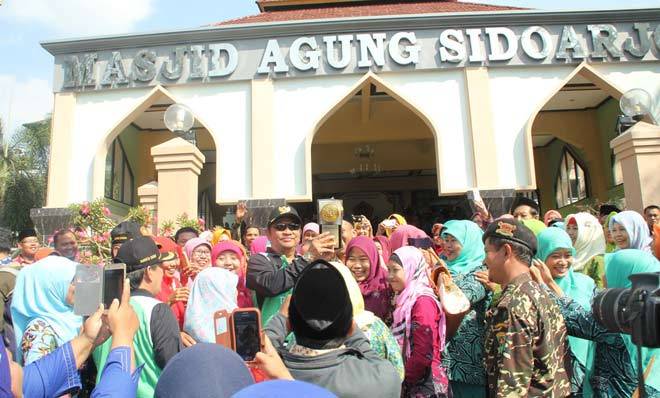 Kirab Adipura Kirana, Warga Berebut Foto Selfie dengan Bupati Sidoarjo