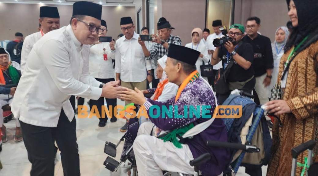 Pj Adhy Berangkatkan Jemaah Haji Kloter Pertama Embarkasi Surabaya 2024 Kabupaten Bojonegoro